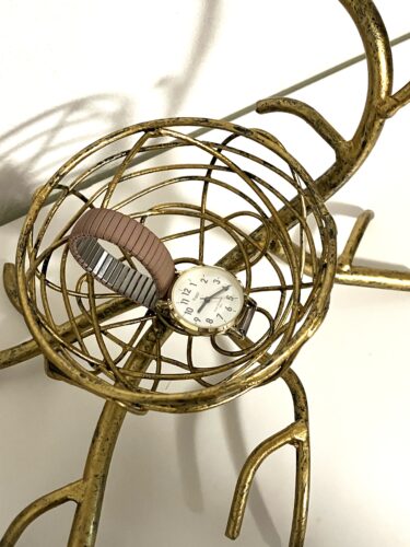 輸入雑貨イエのフラワーベースに時計を置いた様子